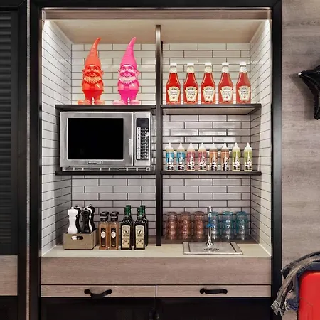 Готель Moxy 4*