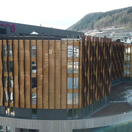 Готель Moxy 4*