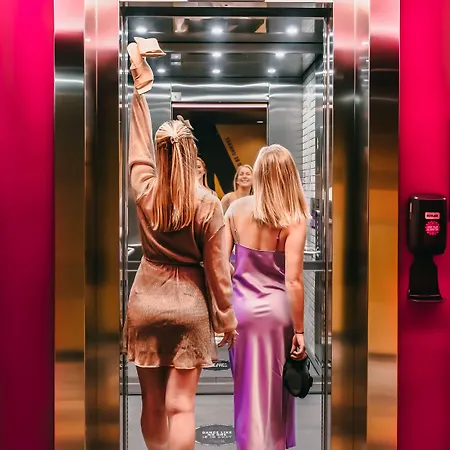 Готель Moxy